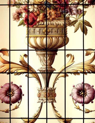 Détail vitrail bouquet peint