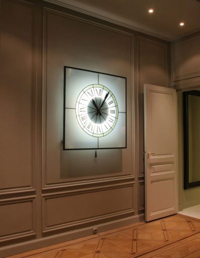 Grande horloge lumineuse carré en verre blanc semi opaque