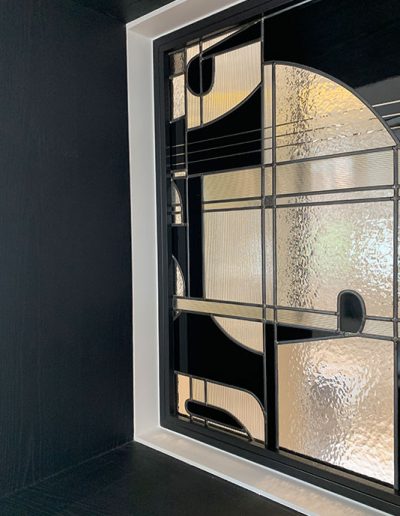vitrail décoratif en verre noir et transparent de l'Atelier Saint Didier