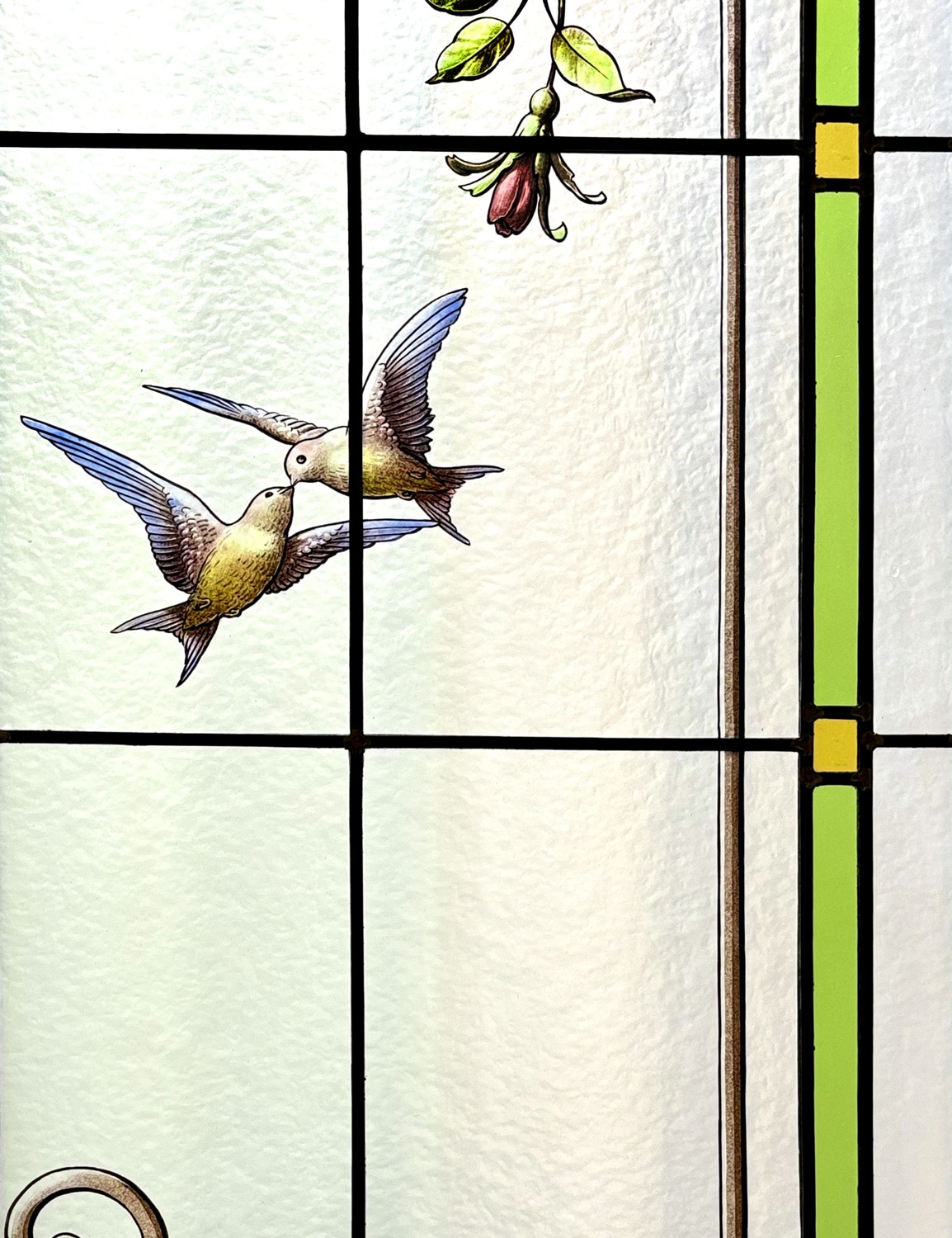 detail-vitrail-classique-atelier-saint-didier Fleur rose et oiseaux qui vole