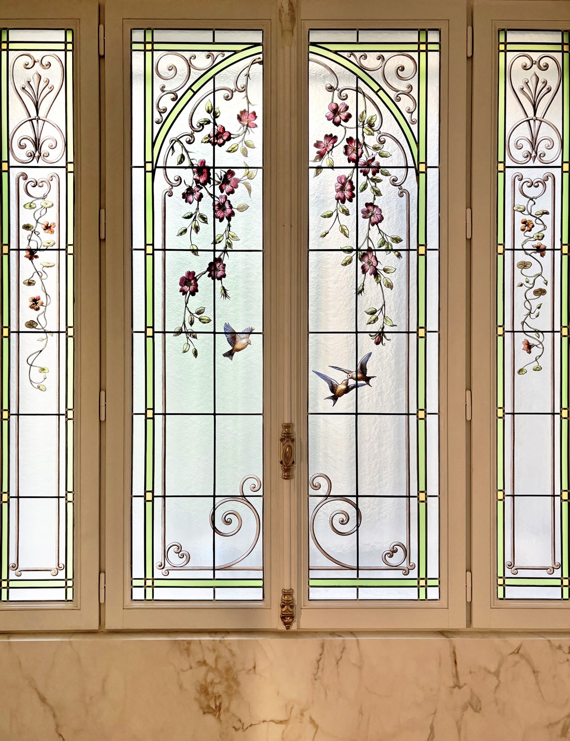 vitrail-traditionnel-grisaille-pregermain Détail vitrail bouquet peint